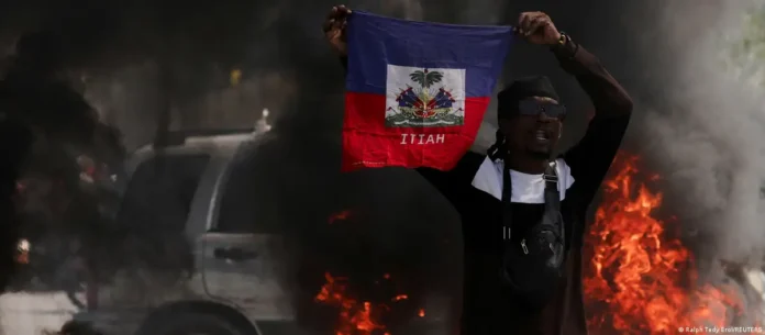 Haiti quema bandera